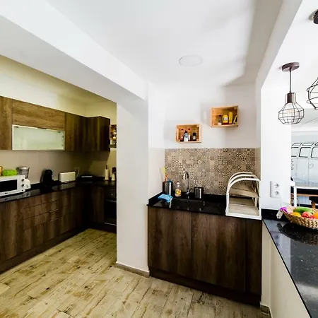 & Surfcamp 55 אכסניה *